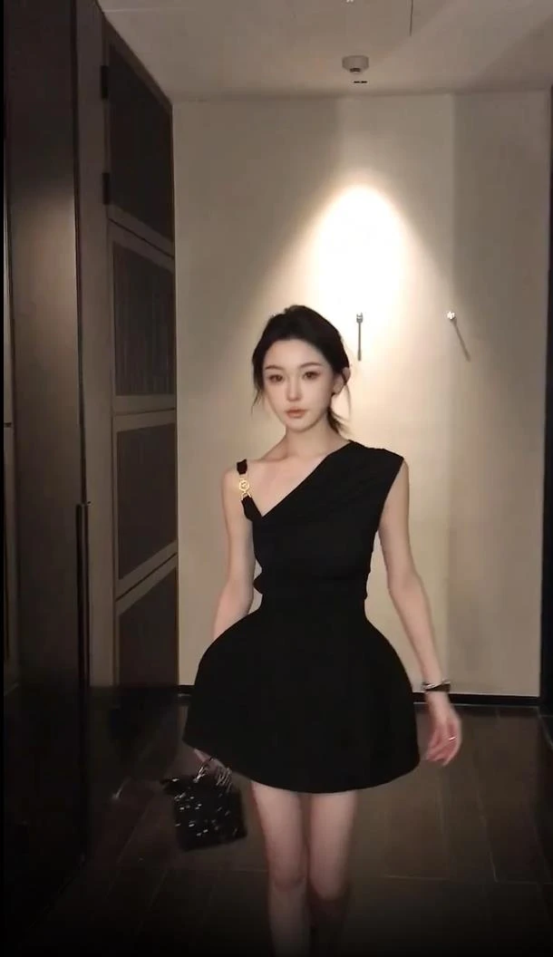 2025夏季新款法式赫本风气质露肩上衣配高腰设计感半身裙两件套女