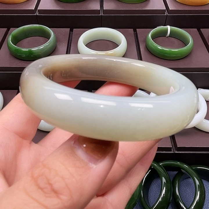 和田玉未镶嵌手镯