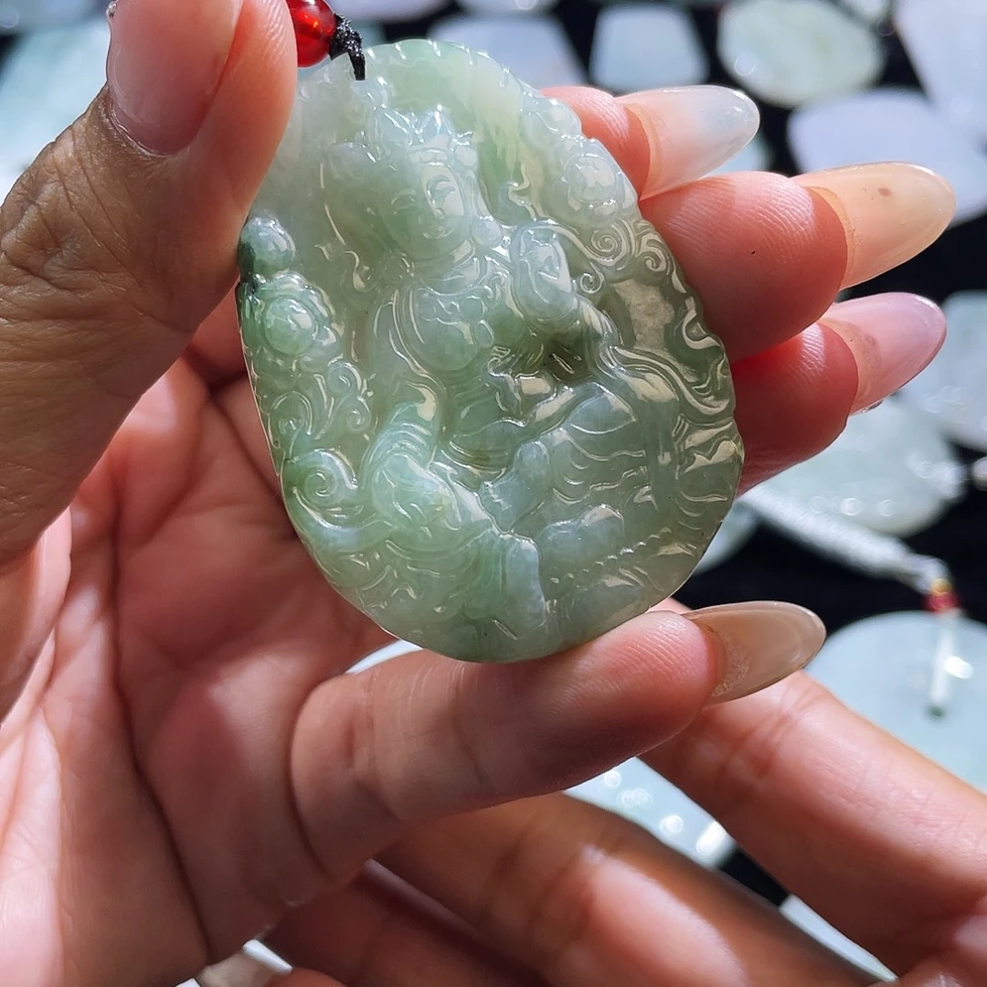 翡翠未镶嵌颈饰观音
