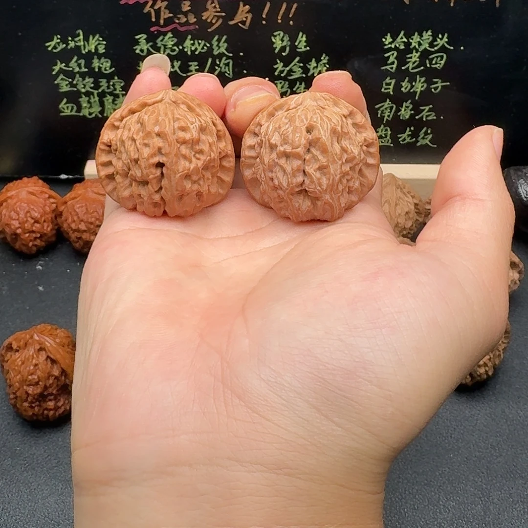38白狮子文玩核桃