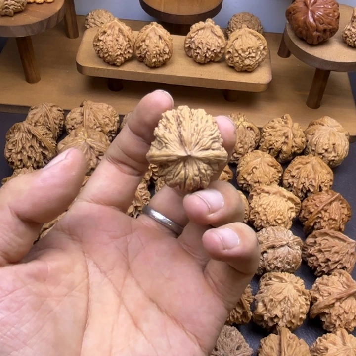 ゴ***ラ吊坠桃核南疆三棱微瑕疵