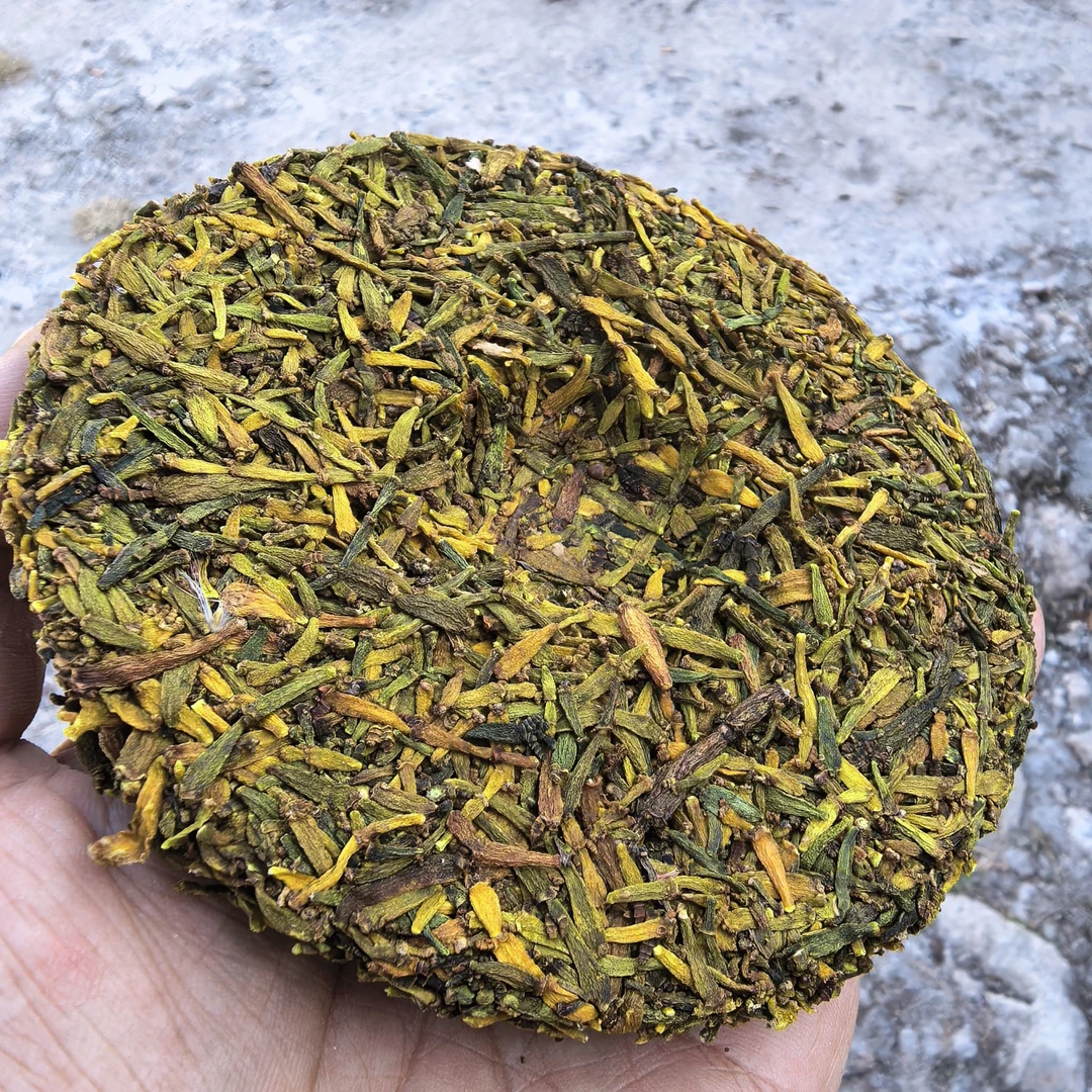云南景迈山古茶树螃蟹脚春料8年老货100克饼