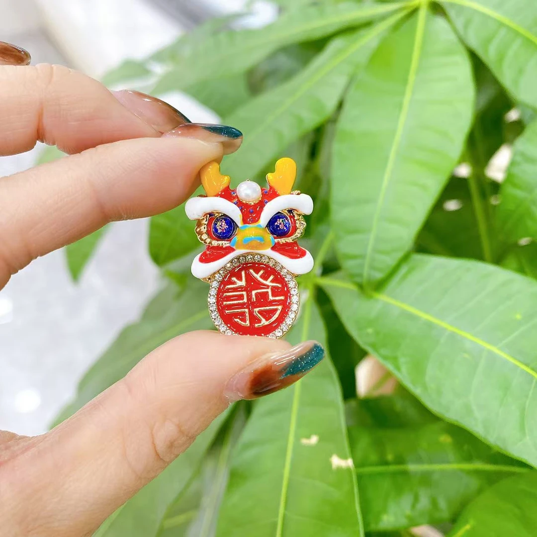 2409251708 HLW 珍珠红醒狮胸针 （多样性发其一）