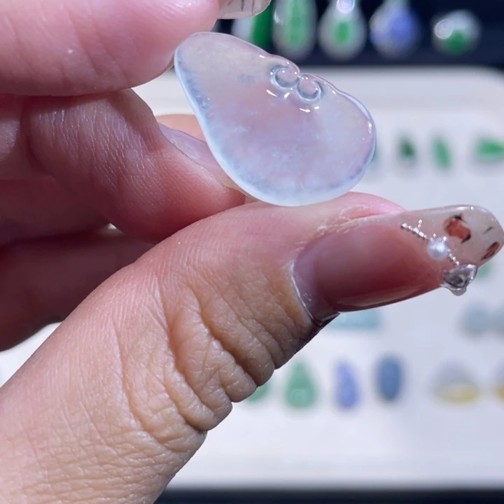 翡翠未镶嵌颈饰如意