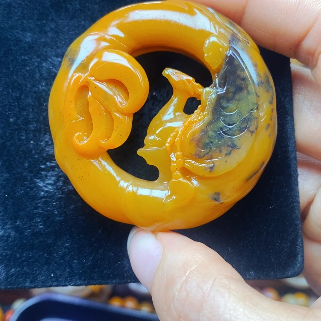 未镶嵌石英质玉（黄龙玉）颈饰