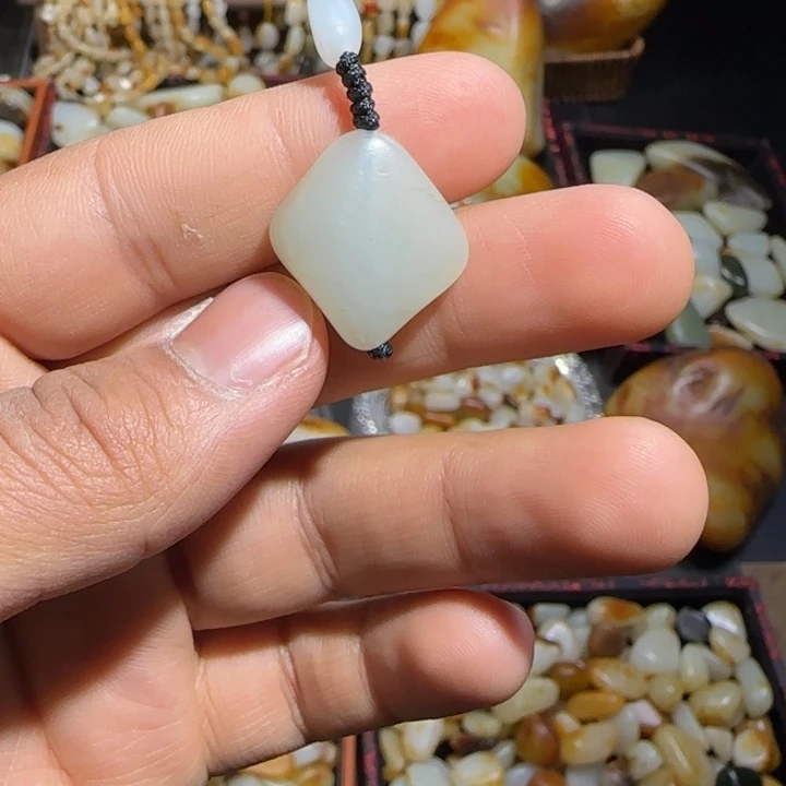 和田玉吊坠(赠链)未镶嵌6.2克