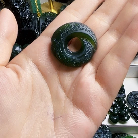 蛇纹石玉未镶嵌颈饰籽*