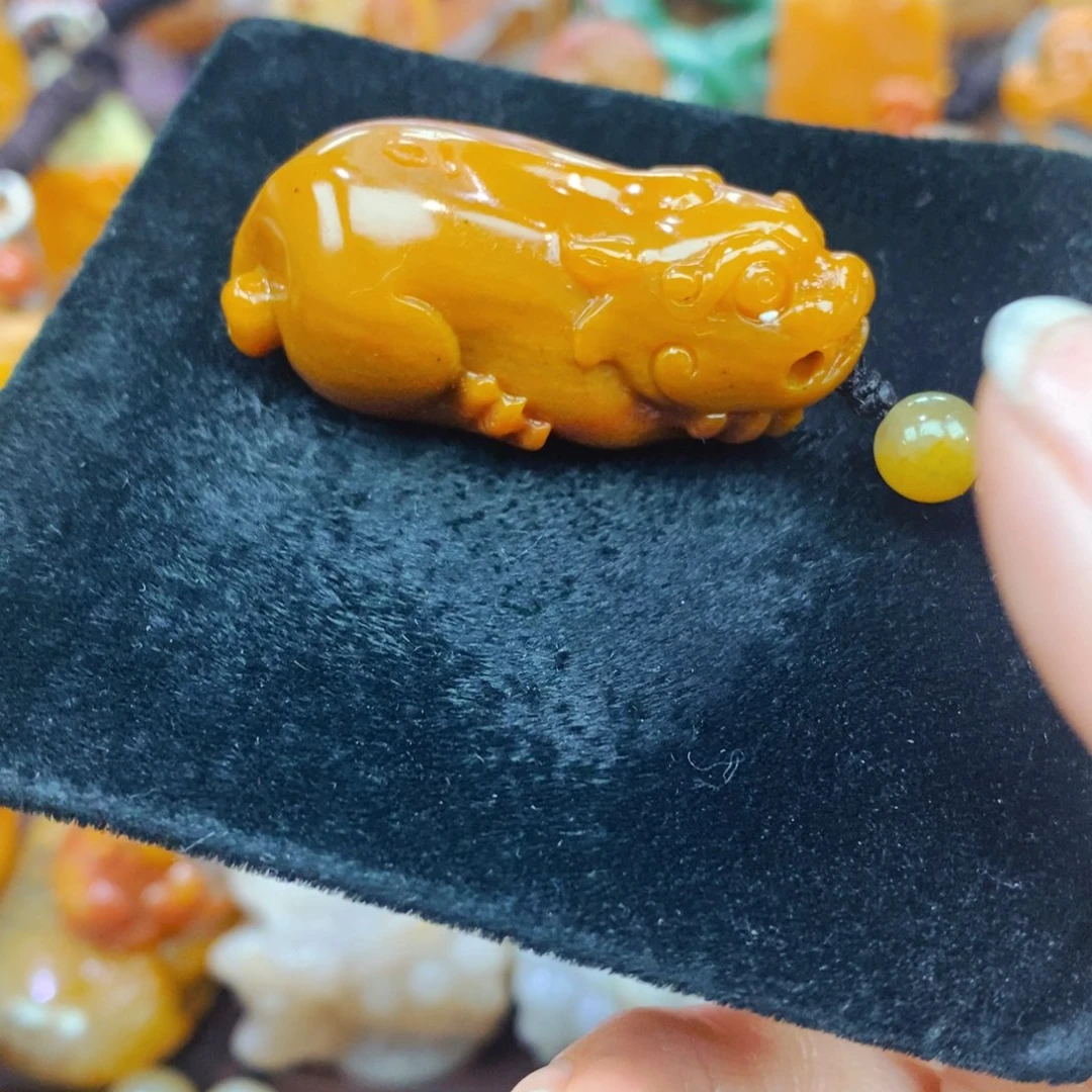 未镶嵌石英质玉（黄龙玉）颈饰