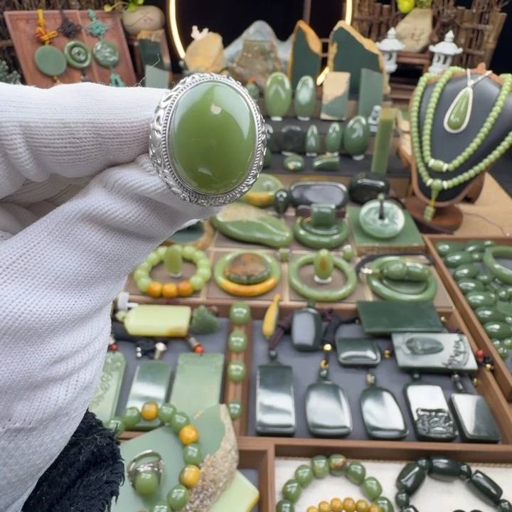凡***烦岫岩老玉（透闪石质玉）未镶嵌戒指
