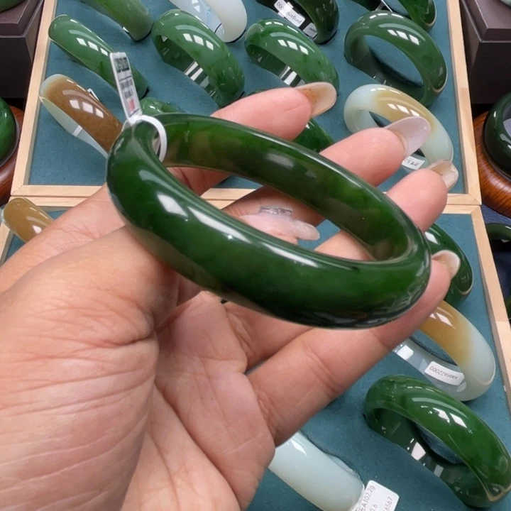 和田玉（碧玉）未镶嵌手镯
