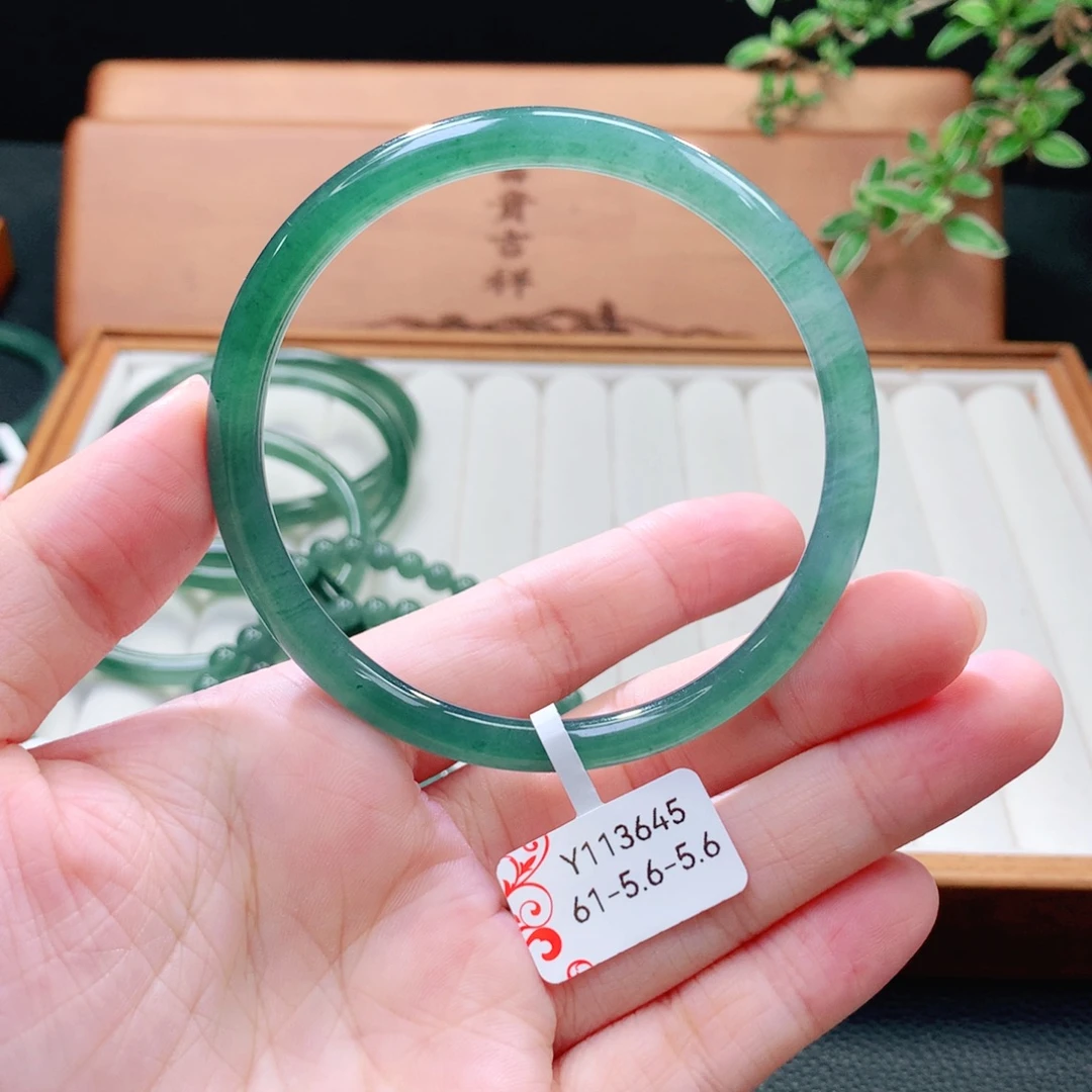 翡翠未镶嵌手镯（圆镯）