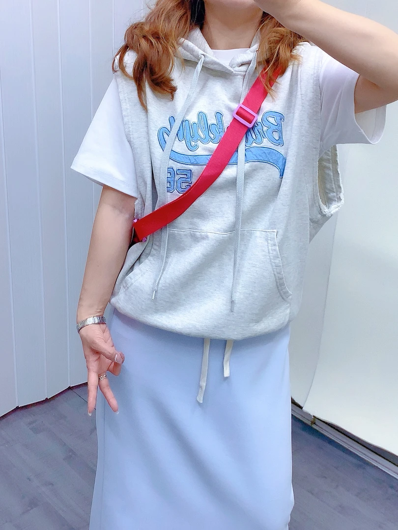 浅灰色拼色连帽马甲卫衣