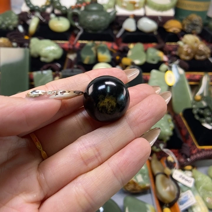 颈饰未镶嵌岫岩河磨玉（透闪石质玉）一****）