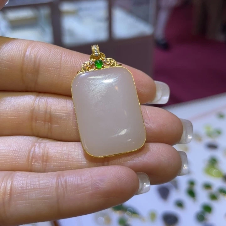 和田玉18K金镶嵌颈饰