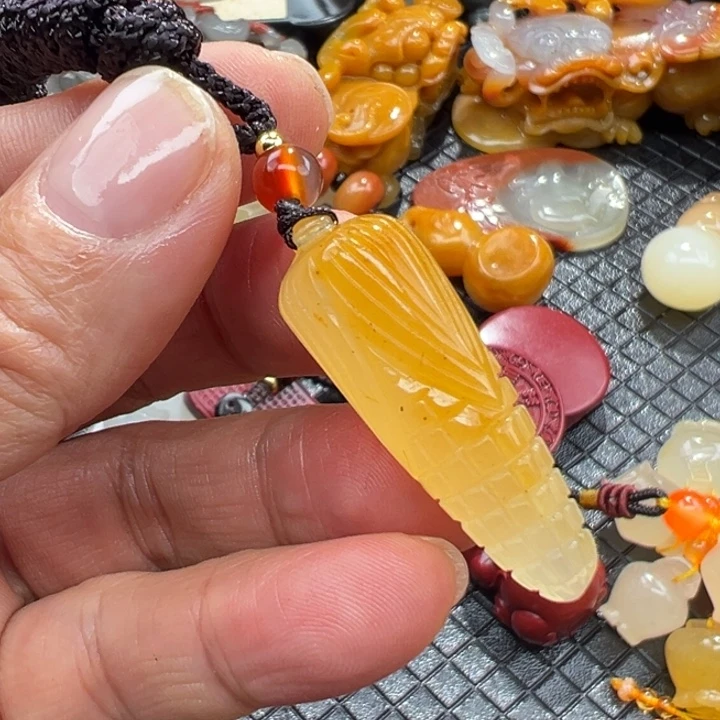 石英质玉（黄龙玉）颈饰未镶嵌