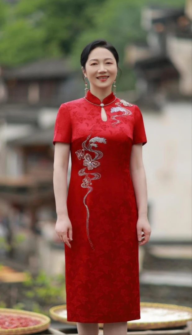 170395酒红色旗袍领一字扣短袖后开叉设计高雅大气