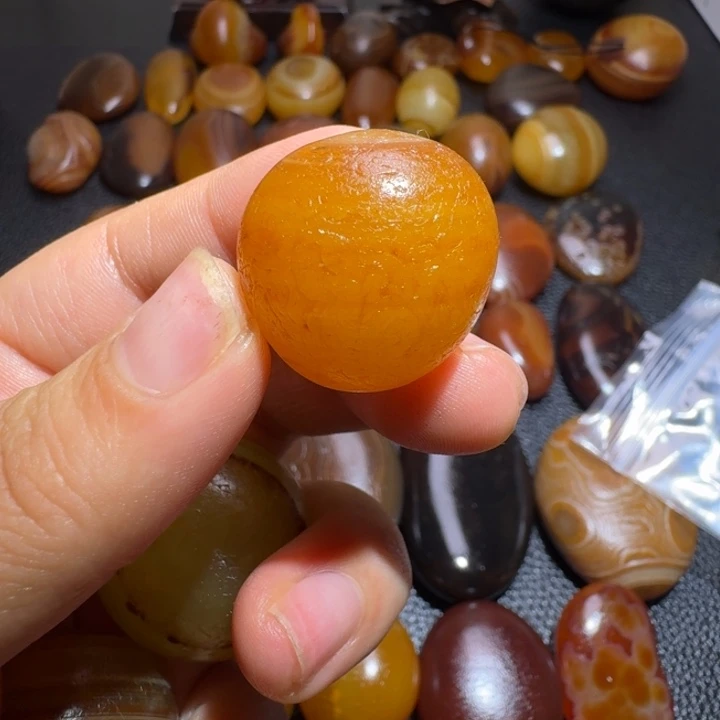 小***头瓷片马达加斯加奇石手把件浮雕