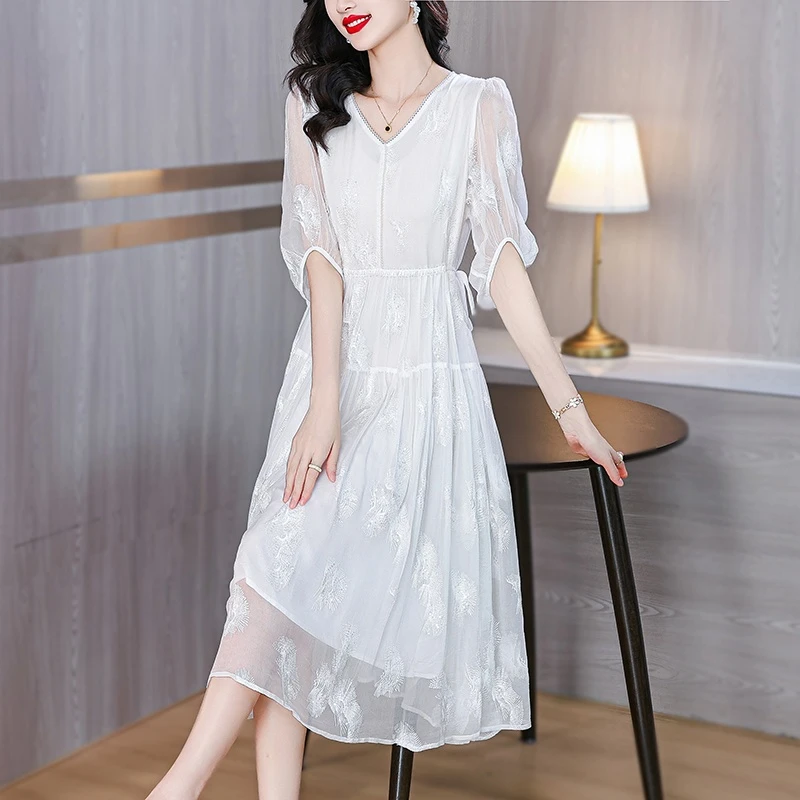 运费补贴（白色梦境）2025年夏季蚕丝V领刺绣高腰显瘦高气质连衣裙