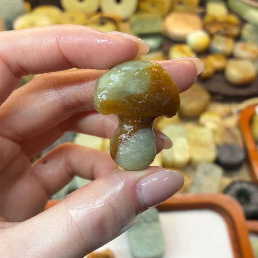 y***媛蛇纹石玉未镶嵌颈饰