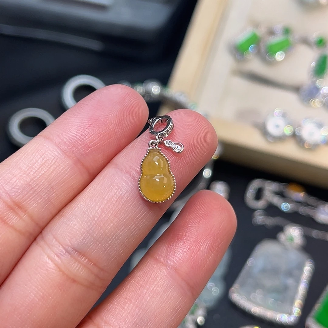 翡翠18K金镶嵌颈饰黄翡葫芦