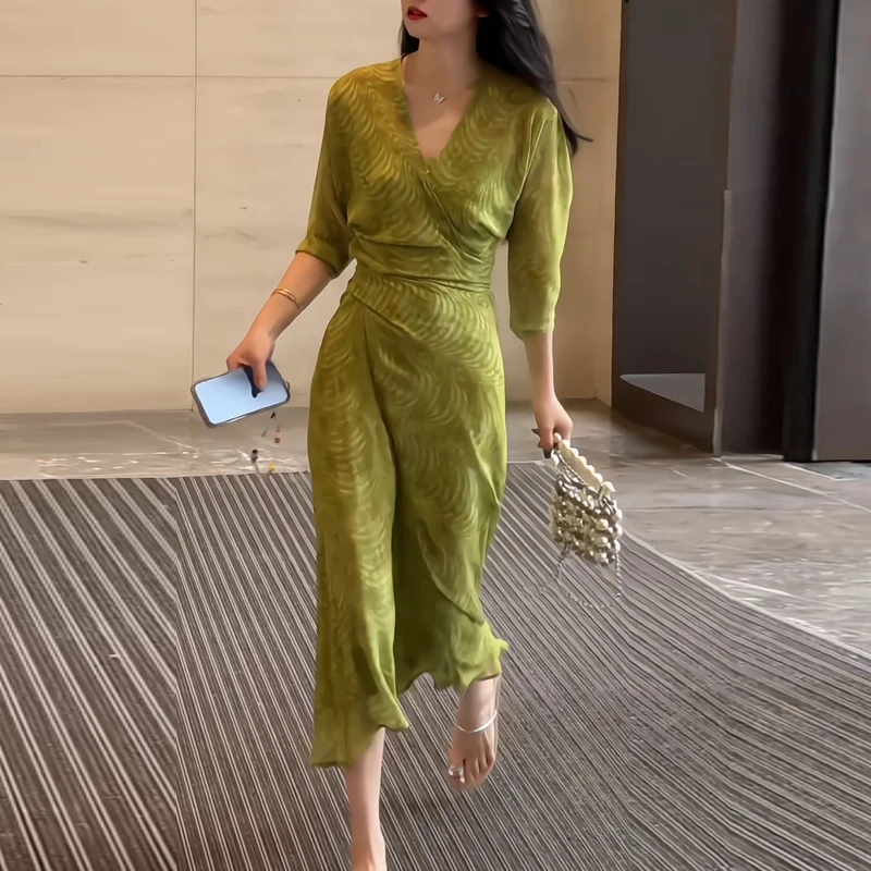 大码女装法式V领秋季中长款绿色连衣裙显瘦性感收腰胖mm气质裙