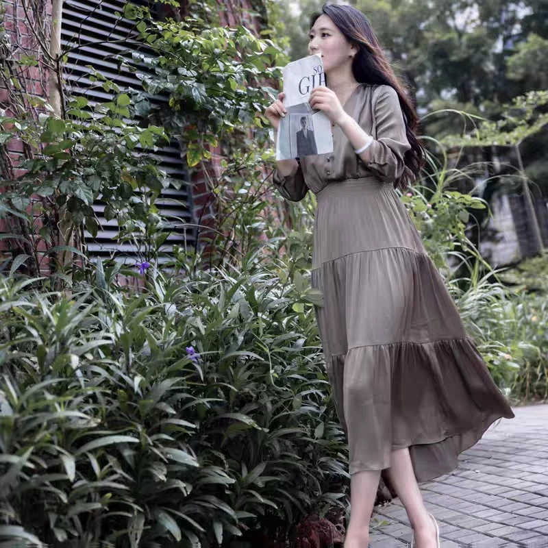 2025春季新款时尚洋气法式V领微哑光裯褶收腰显瘦长裙连衣裙裙子