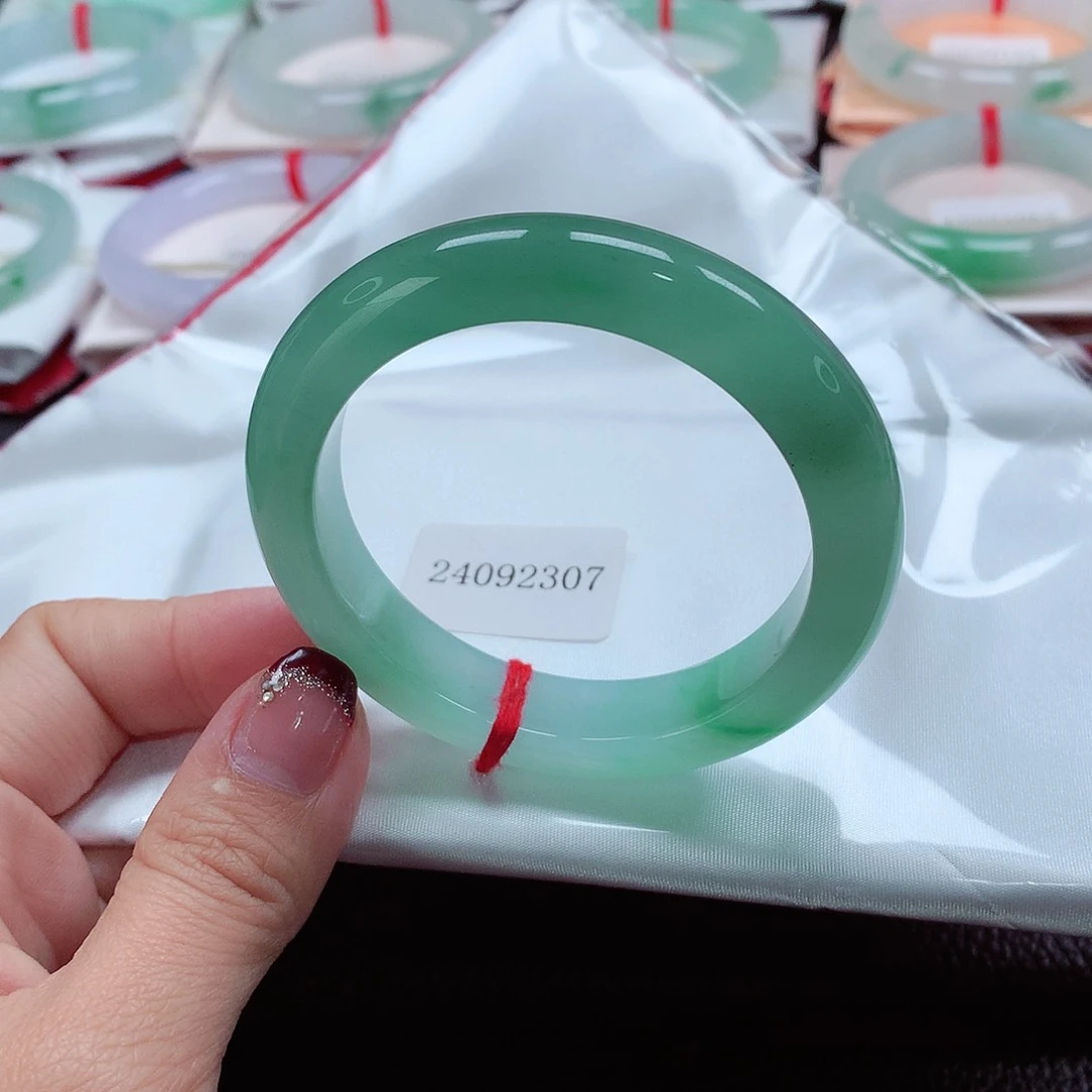 翡翠手镯未镶嵌天然A货翡翠