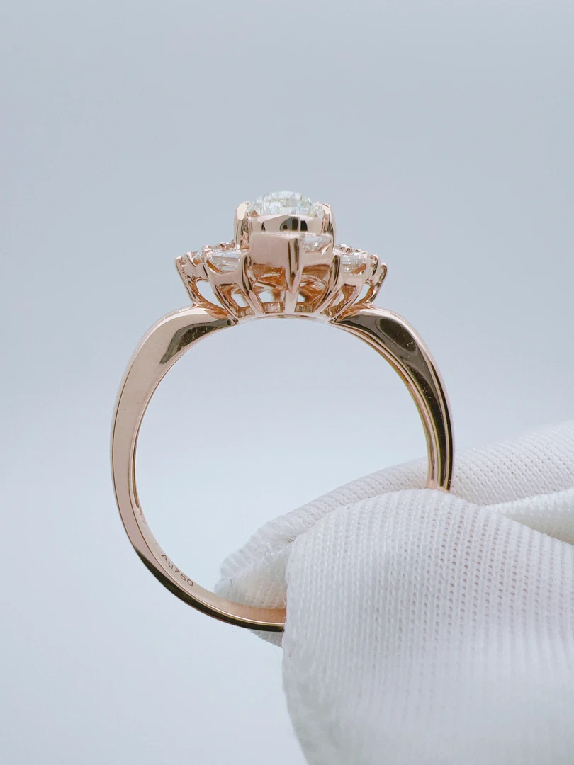 18k金水滴三爪钻戒，主石54.5分，副石41分，颜色IJ，净度SI.