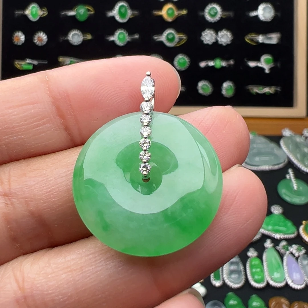 翡翠18K金镶嵌颈饰扣