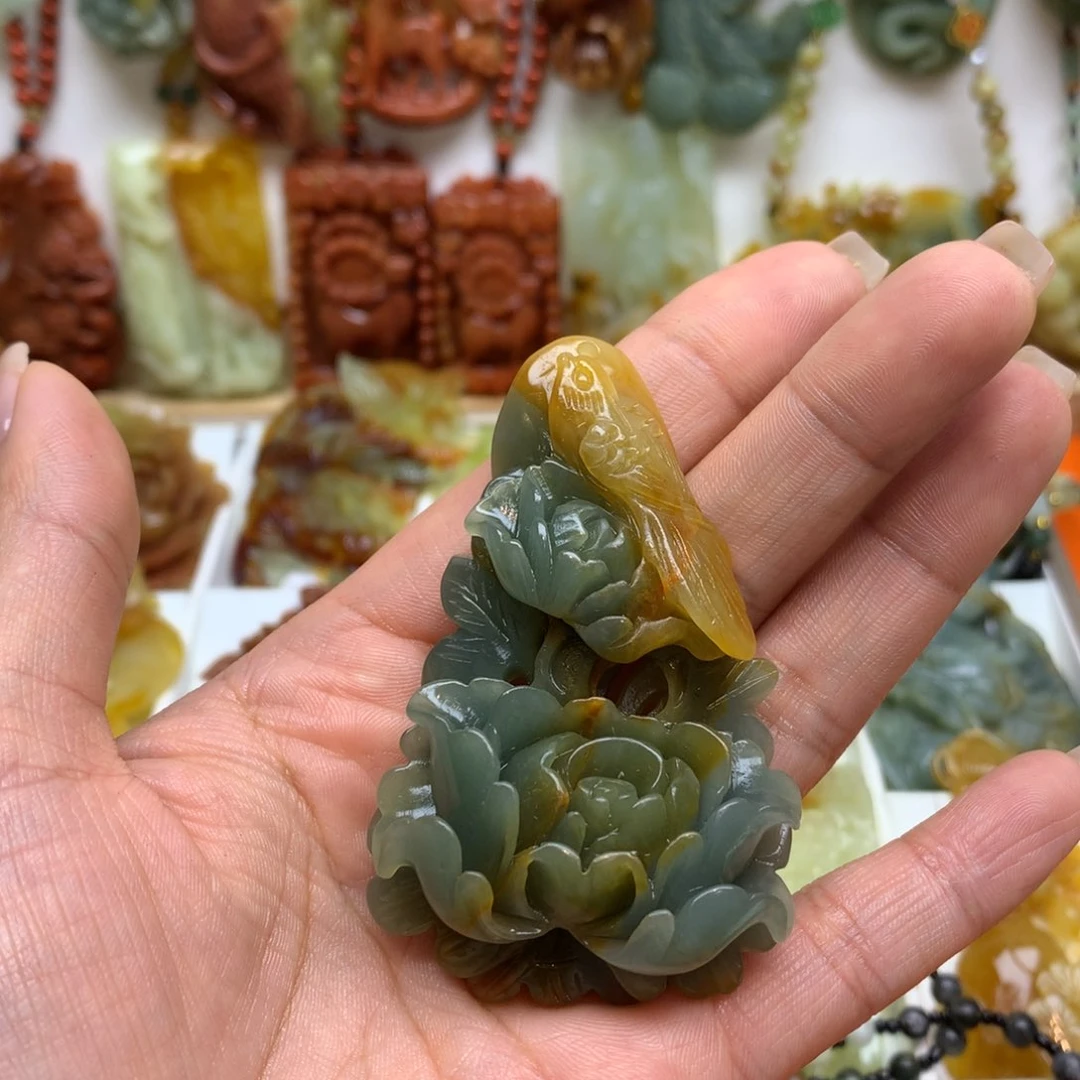 蛇纹石玉颈饰未镶嵌锦**华