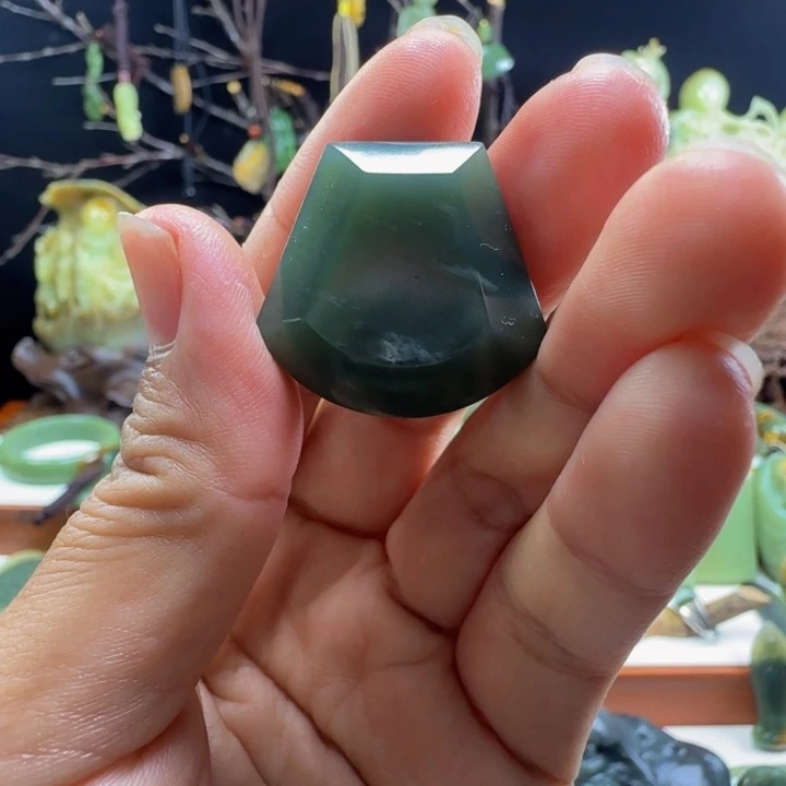 颈饰未镶嵌岫岩老玉（透闪石质玉）