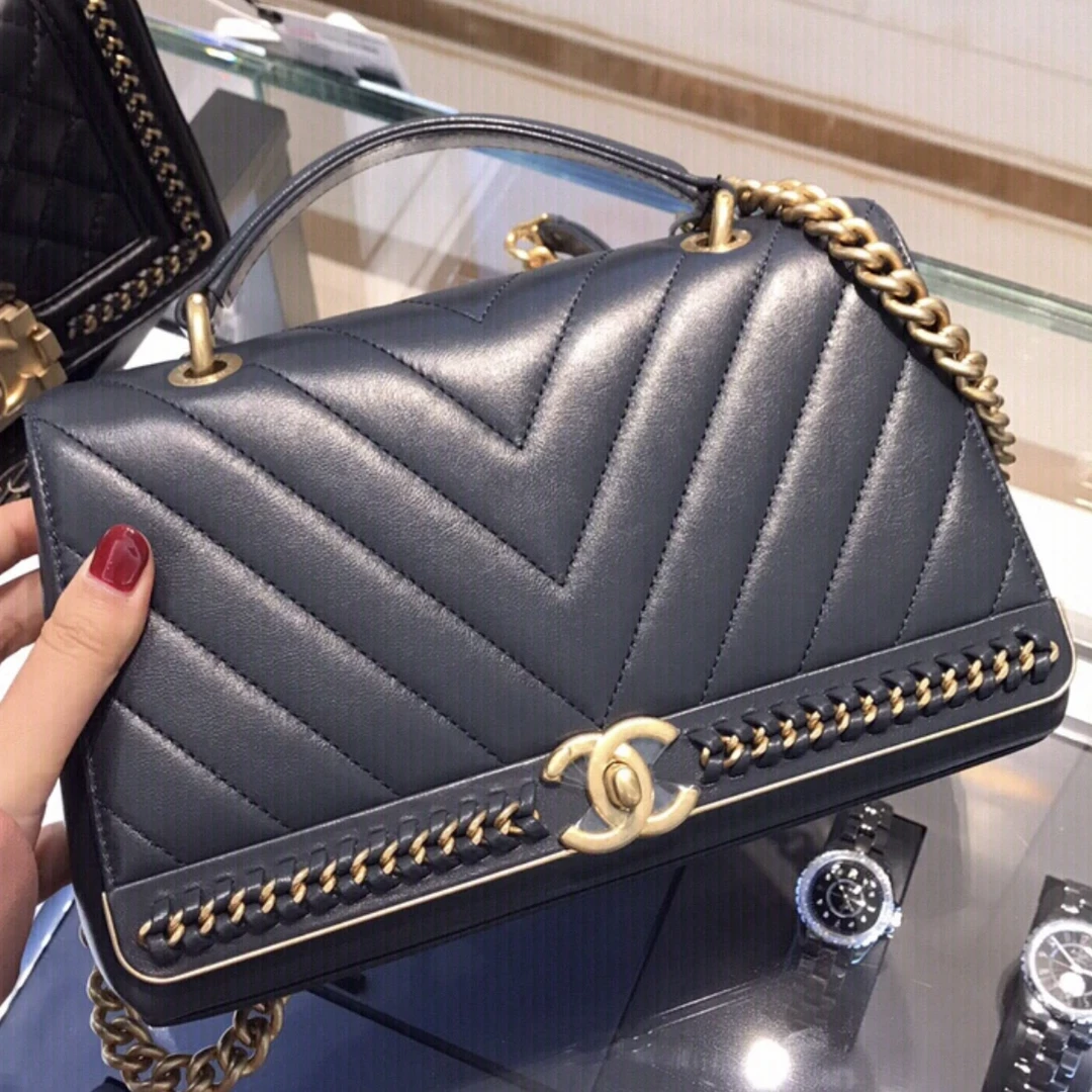 95新 Chanel/香奈儿 艾瑟尔奢品/黑金v纹链条边邮差憨豆/0734