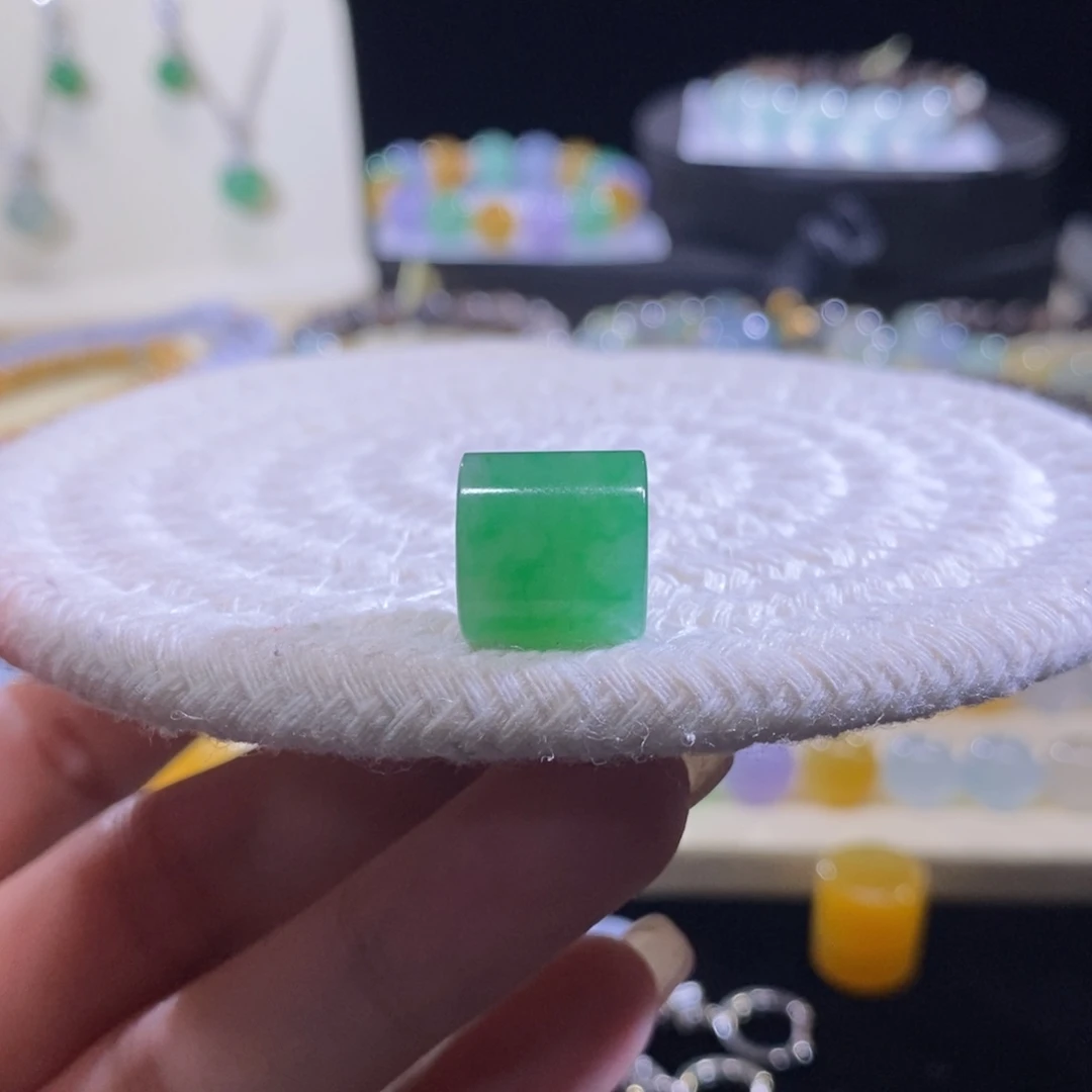 翡翠未镶嵌颈饰满绿桶珠