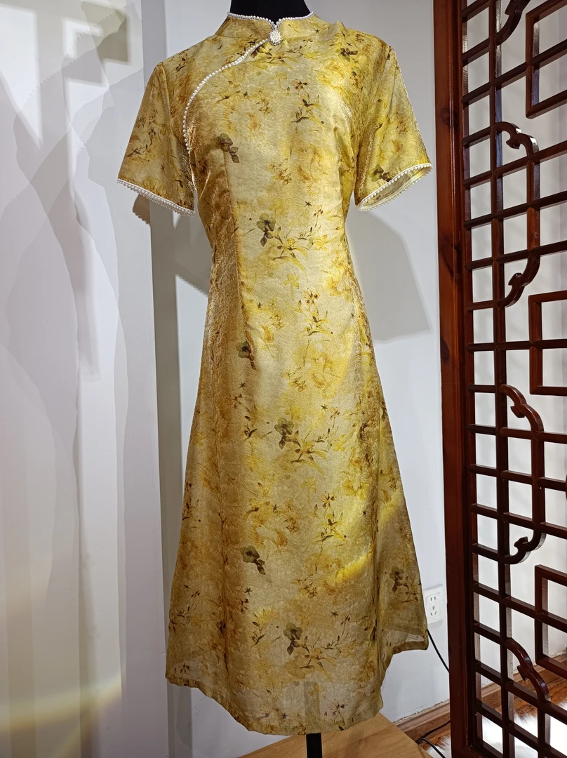 黄色提花领订珠旗袍裙