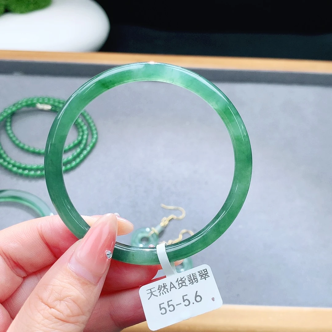 未镶嵌手镯（圆镯）翡翠