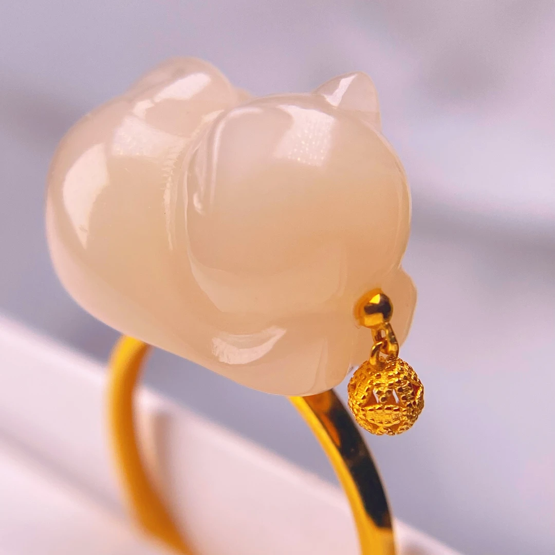 天然和田玉青海料精品藕粉熟粉18K金镶趴趴猫戒指圈口12-20@0108