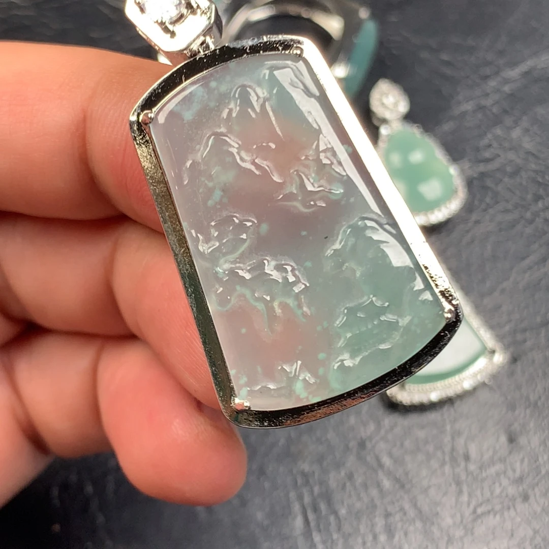 翡翠未镶嵌颈饰山水