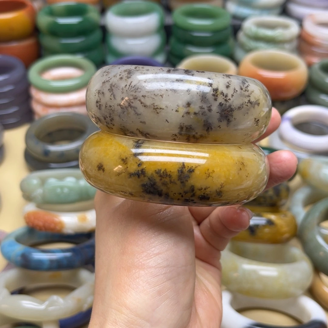 石英质玉手镯未镶嵌云*躲