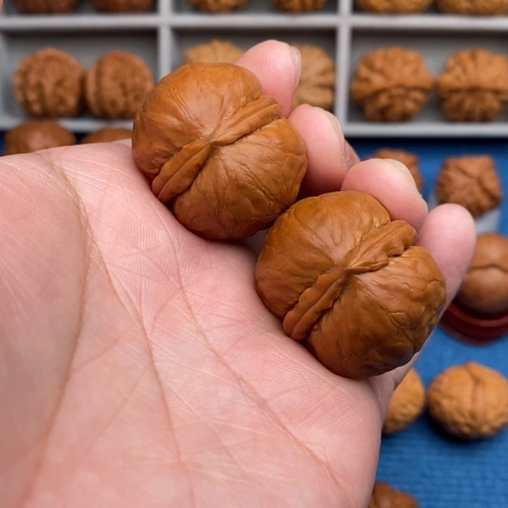 文玩核桃把件龙胆