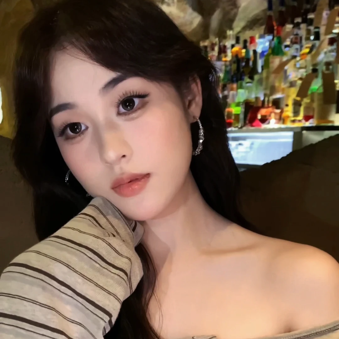 合金耳饰 爆款韩妹闪钻气质耳环女轻奢高级感耳圈个性耳钉耳饰