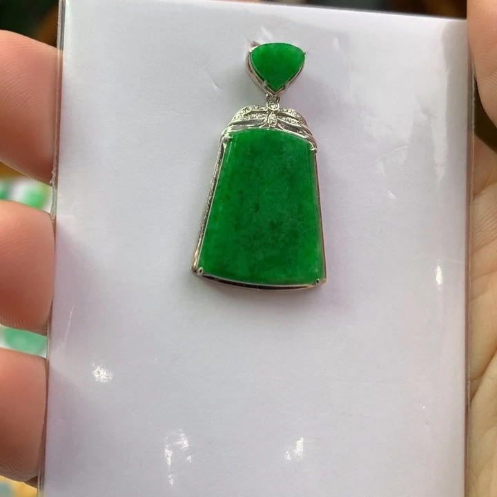 翡翠18K金镶嵌颈饰翡翠吊坠