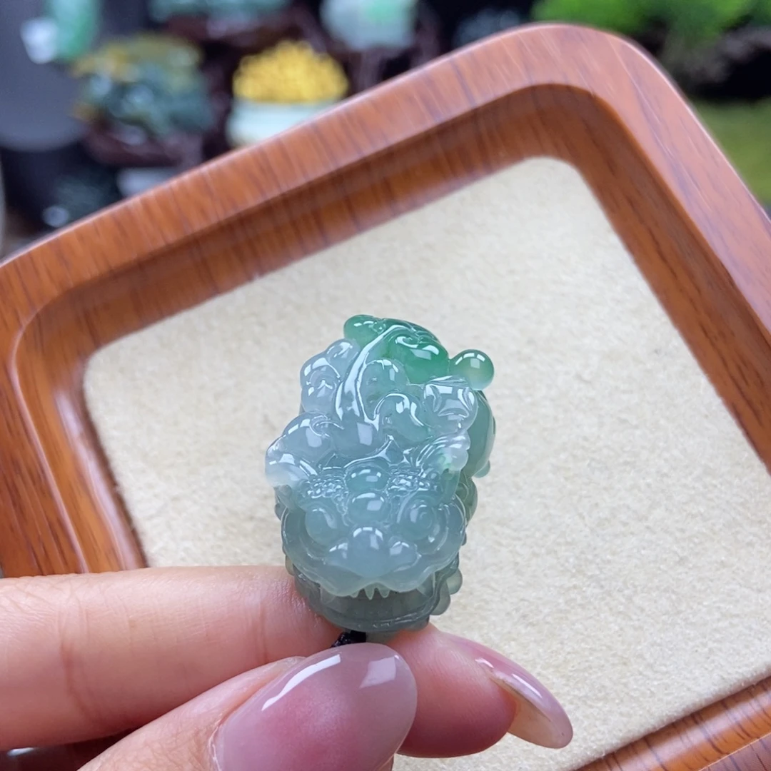 颈饰未镶嵌翡翠A2 高冰双色含珠貔貅