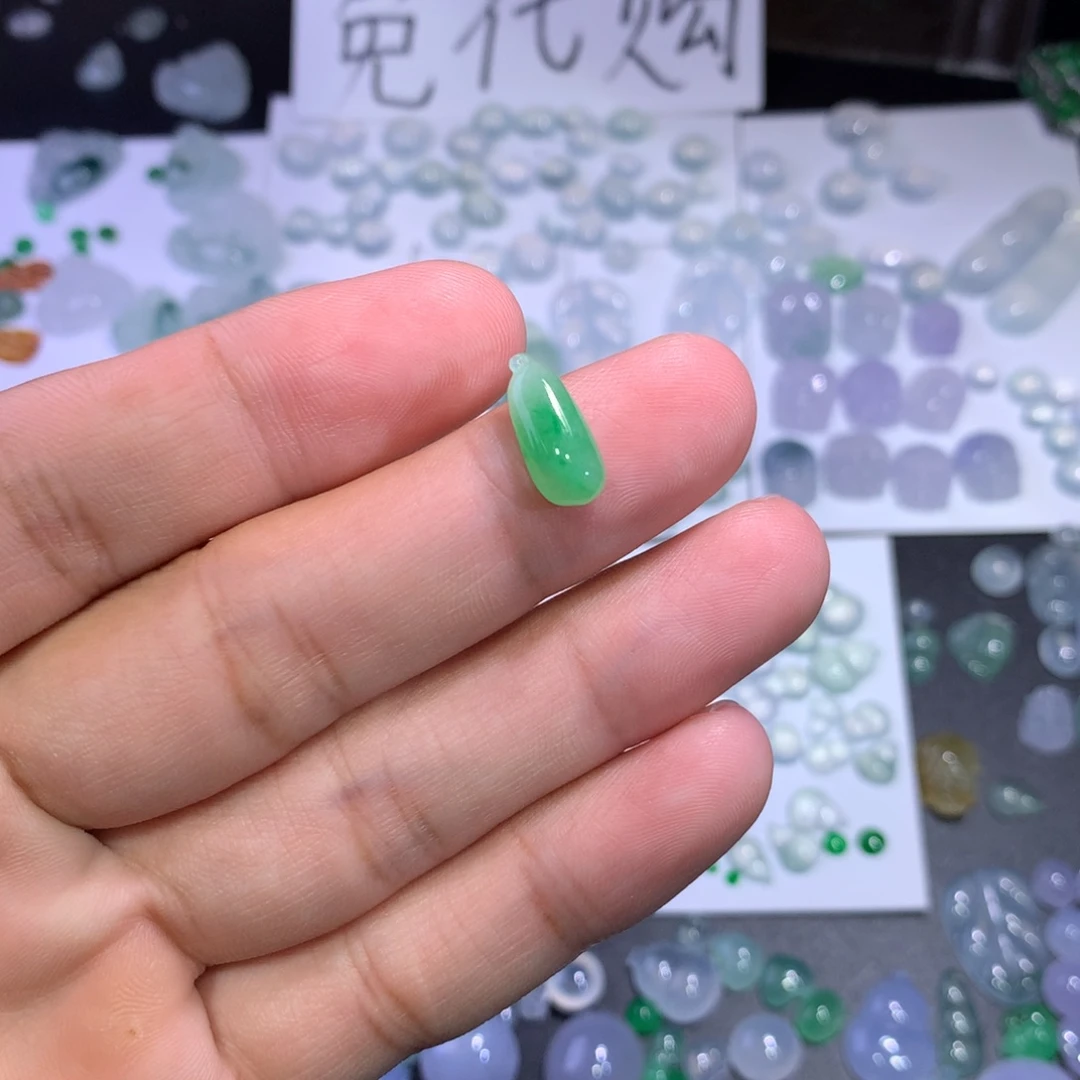 翡翠未镶嵌颈饰绿瓜