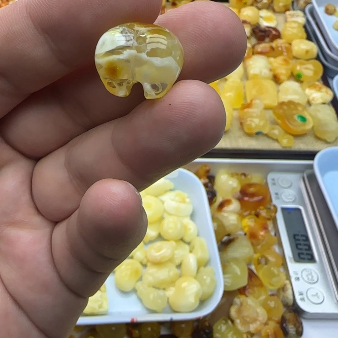 猫***咪琥珀未镶嵌裸石1.66克有瑕