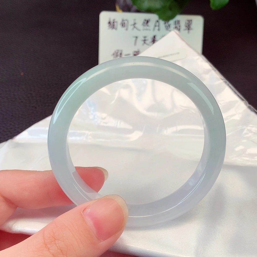 翡翠手镯未镶嵌翡翠