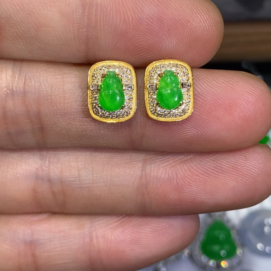 翡翠18K金镶嵌耳钉冰绿葫芦