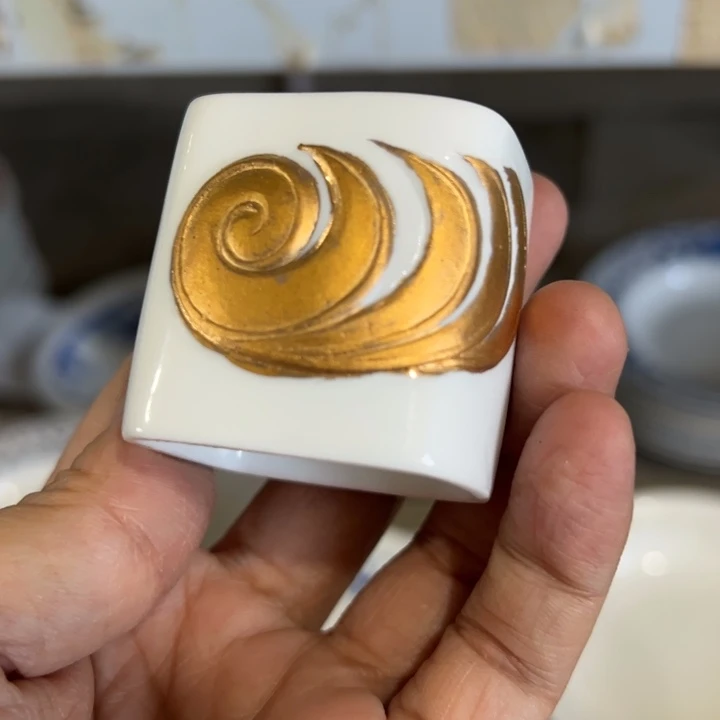 搪瓷描金盖置陶瓷一个