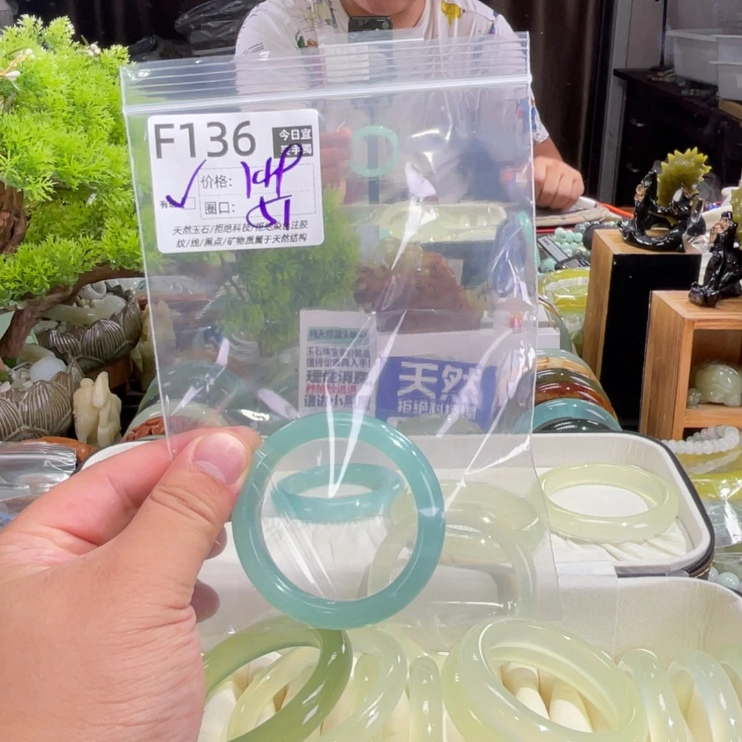 小***今未镶嵌蛇纹石玉手镯