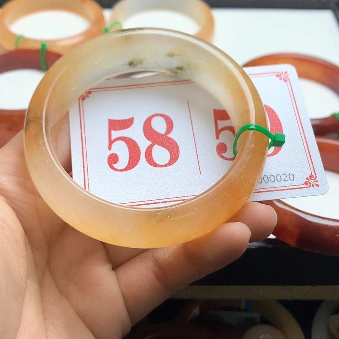 未镶嵌石英质玉（黄龙玉）手镯小****询