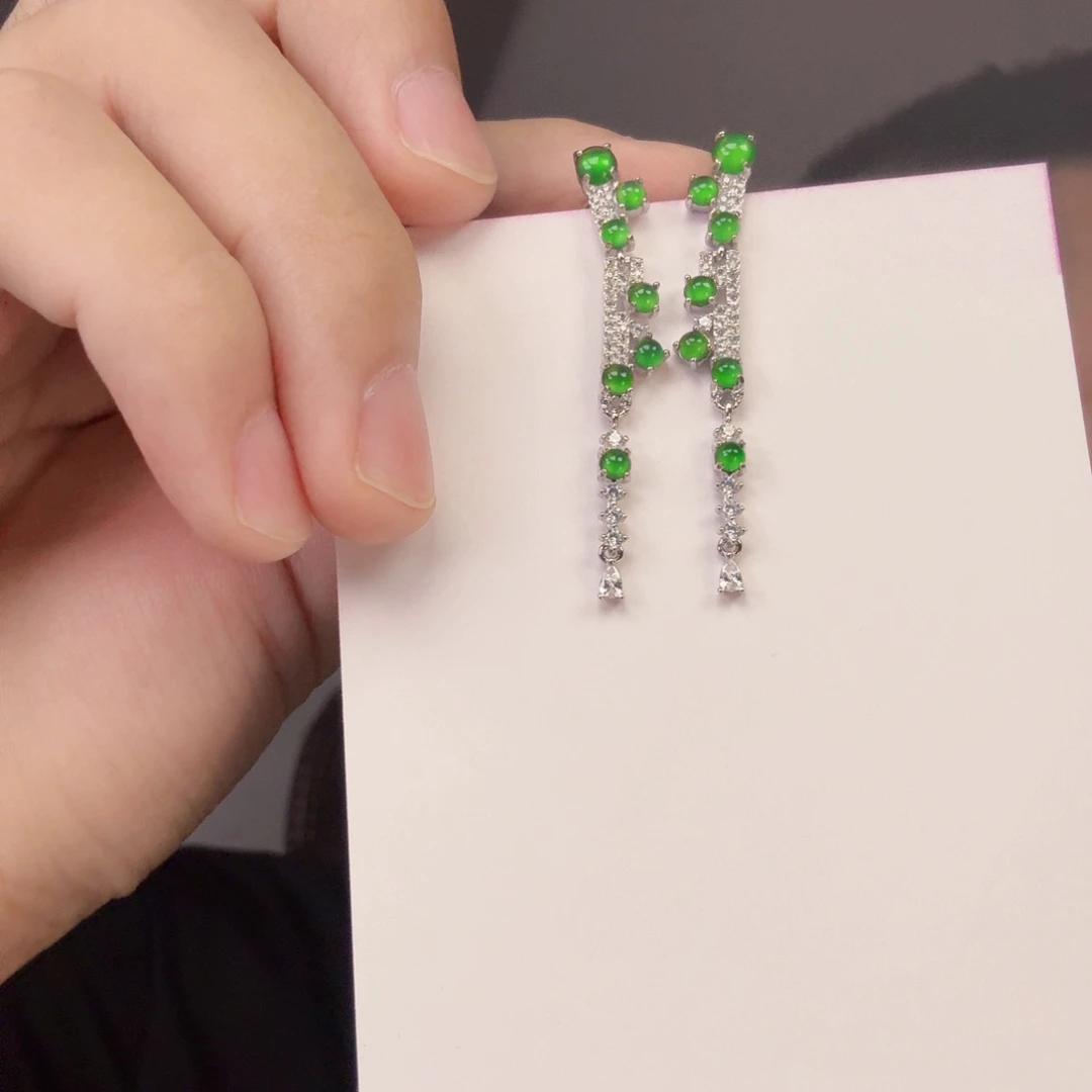 翡翠未镶嵌颈饰一对